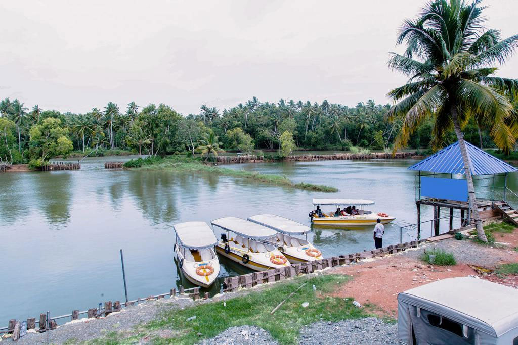 Backwater & Beach Access, Hotel Geethu International