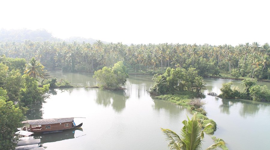 Backwater & Beach Access, Hotel Geethu International